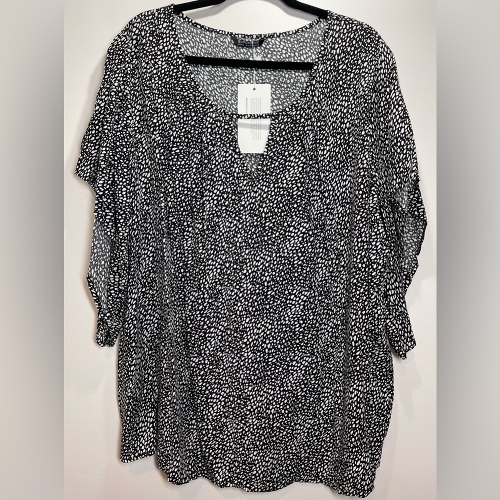NWT BloomChic Women’s Plus Size Black White Dot Flutter‎ Sleeve Top Size 22/24